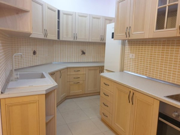 Tirane, jepet me qera apartament 3+1 Kati 2, 211 m² 1.000 € (Liqeni i Thate)