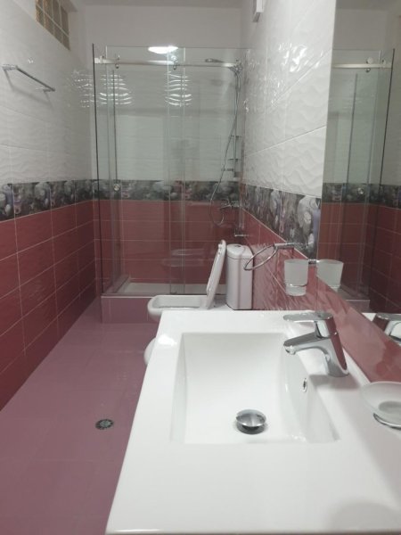 Tirane, jepet me qera apartament 3+1 Kati 2, 211 m² 1.000 € (Liqeni i Thate)