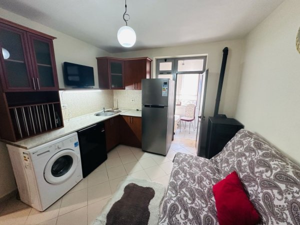 Tirane, jepet me qera apartament 1+1+Aneks+Ballkon Kati 1, 400 € (myslym shyri)