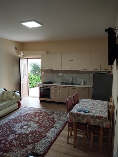 Tirane, jepet me qera apartament 2+1 Kati 0, 64 m² 350 € (Shefqet Ndroqi Senatorium)