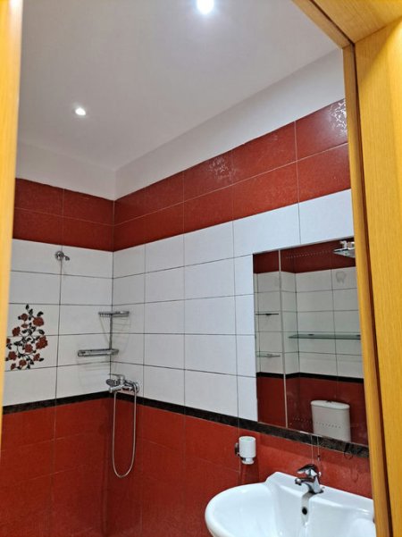 Tirane, jepet me qera apartament 2+1+Ballkon Kati 4, 110 m² 1.000 € (Rruga &quot;Peti&quot;)
