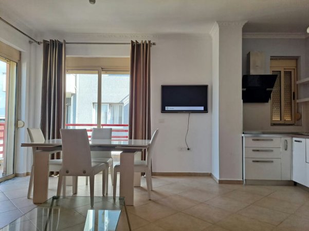 Tirane, jepet me qera apartament 2+1+Ballkon Kati 4, 110 m² 1.000 € (Rruga &quot;Peti&quot;)