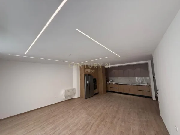 Tirane, jepet me qera apartament 2+1+Ballkon Kati 5, 135 m² 1.800 € (Stadiumi arena)