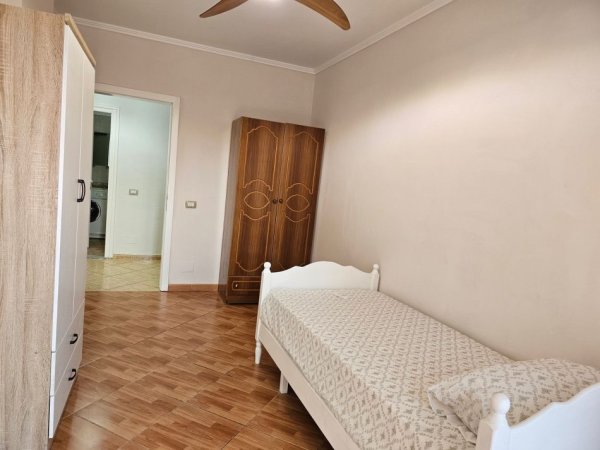 Tirane, jepet me qera apartament 2+1+Ballkon Kati 2, 105 € (selvia)