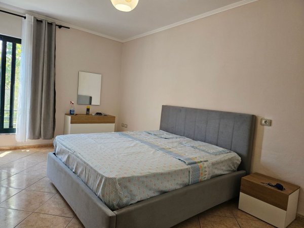 Tirane, jepet me qera apartament 2+1+Ballkon Kati 2, 105 € (selvia)