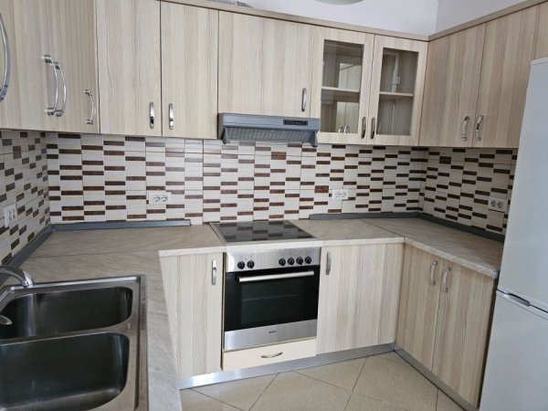 Tirane, jepet me qera apartament 2+1+Ballkon Kati 2, 105 € (selvia)