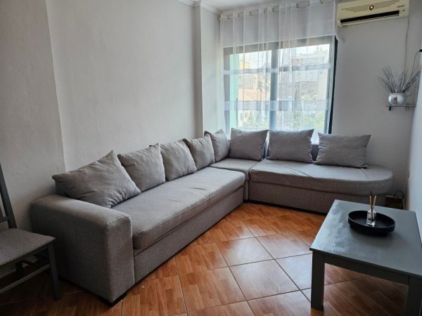 Tirane, jepet me qera apartament 2+1+Ballkon Kati 2, 105 € (selvia)