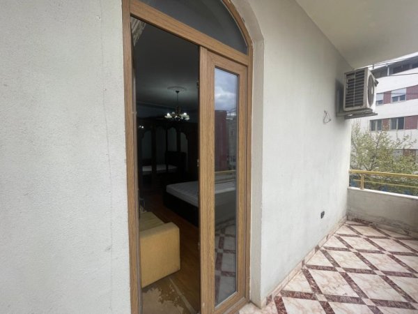 Tirane, jepet me qera apartament 2+1+Ballkon Kati 3, 140 m² 450 € (Rruga Ali Demi)