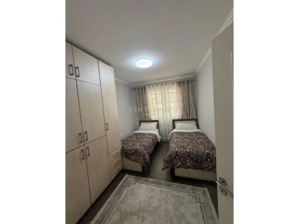 Tirane, jepet me qera apartament 2+1+Ballkon Kati 4, 110 m² 800 € (selvia)