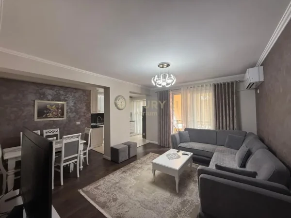 Tirane, jepet me qera apartament 2+1+Ballkon Kati 4, 110 m² 800 € (selvia)