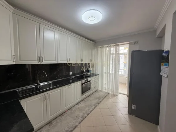 Tirane, jepet me qera apartament 2+1+Ballkon Kati 4, 110 m² 800 € (selvia)