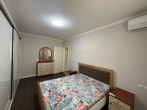 Tirane, jepet me qera apartament 2+1+Ballkon Kati 4, 110 m² 800 € (selvia)