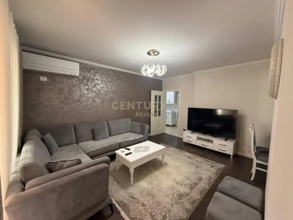Tirane, jepet me qera apartament 2+1+Ballkon Kati 4, 110 m² 800 € (selvia)