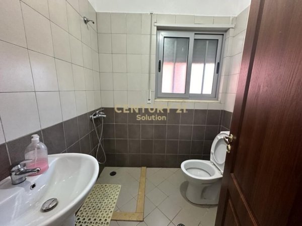 Tirane, jepet me qera apartament 2+1+Aneks+Ballkon Kati 2, 110 m² 400 € (Pranë Kopshtit Botanik, Tiranë)