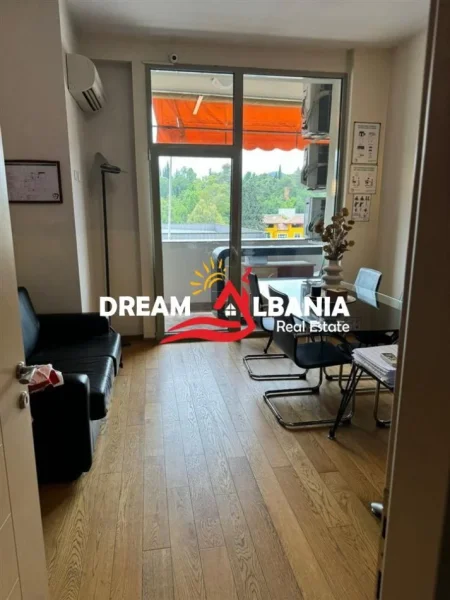 Tirane, jepet me qera zyre Kati 4, 131 m² 1.800 € (prane Gardes)