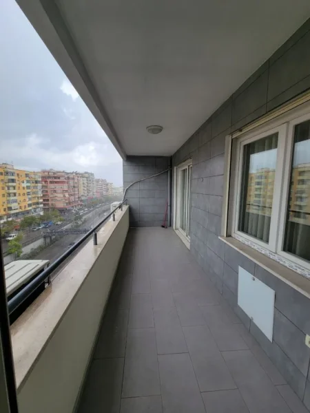Tirane, jepet me qera apartament 2+1+Ballkon Kati 7, 112 m² 800 € (KOMUNA E PARISIT)