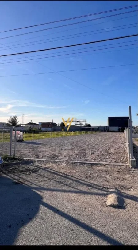 Tirane, jepet me qera toke , 1.200 m² (BATHORE)