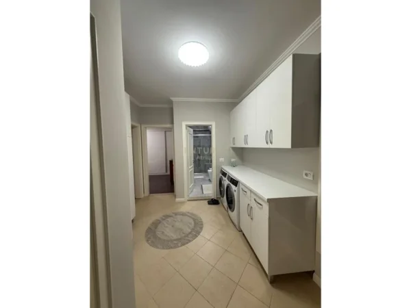 Tirane, jepet me qera apartament 2+1 Kati 4, 110 m² 800 € (SELVIA)