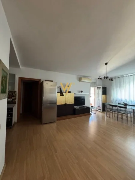 Tirane, jepet me qera apartament 2+1+Ballkon Kati 3, 105 m² 600 € (KODRA E DIELLIT)