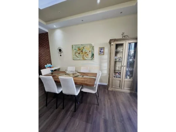 Tirane, Shitet  apartament 1+1+Ballkon Kati 2, 90 m² 155.000 € (Fresku)