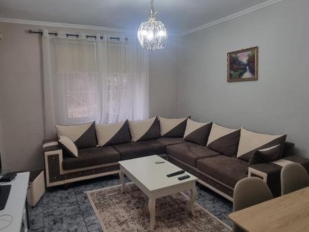 Tirane, jepet me qera apartament 2+1+Ballkon Kati 1, 82 m² 700 € (Rruga Tefta Tashko)