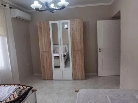 Tirane, jepet me qera apartament 2+1+Ballkon Kati 1, 82 m² 700 € (Rruga Tefta Tashko)