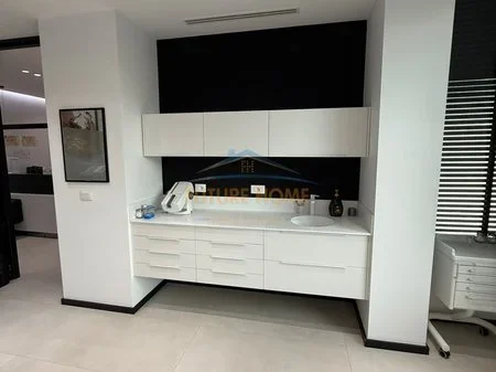 Tirane, jepet me qera ambjent biznesi Kati 2, 120 m² 3.000 € (Rruga Muhamet Gjollesha)