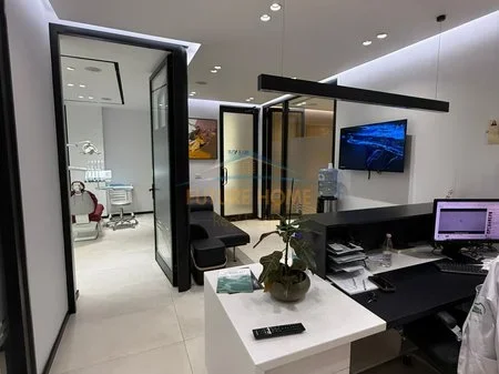 Tirane, jepet me qera ambjent biznesi Kati 2, 120 m² 3.000 € (Rruga Muhamet Gjollesha)