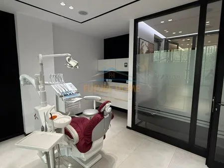 Tirane, jepet me qera ambjent biznesi Kati 2, 120 m² 3.000 € (Rruga Muhamet Gjollesha)