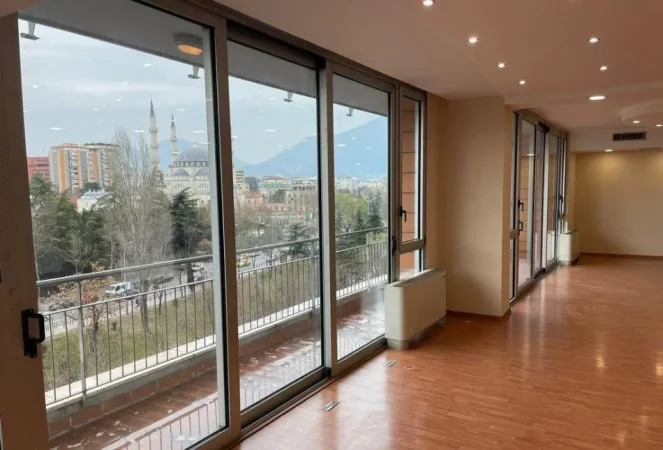 Tirane, jepet me qera zyre Kati 2, 198 m² 3.500 €