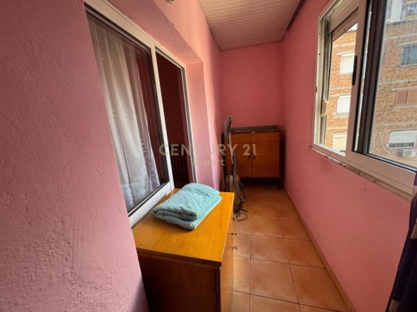 Tirane, shitet apartament 1+1 Kati 3, 64 m² 135.000 € (Pazari i ri)