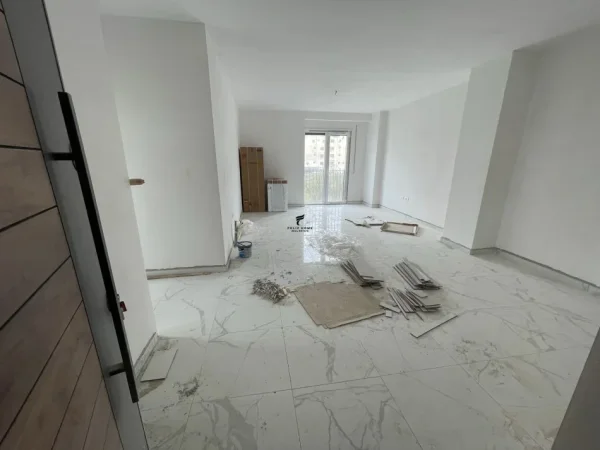 Tirane, jepet me qera apartament 1+1 Kati 1, 75 m² 500 € (KOMPLEKSI JOLLA)