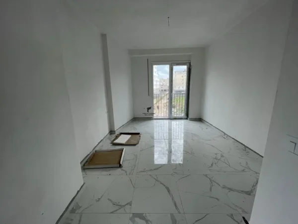 Tirane, jepet me qera apartament 1+1 Kati 1, 75 m² 500 € (KOMPLEKSI JOLLA)