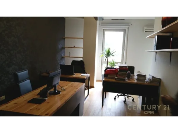 Tirane, jepet me qera zyre Kati 4, 135 m² 1.800 € (Bllok)