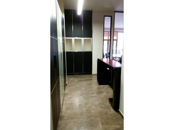 Tirane, jepet me qera zyre Kati 4, 135 m² 1.800 € (Bllok)