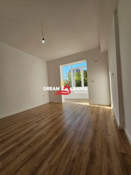 Tirane, shitet apartament 1+1 Kati 5, 49 m² 133.000 € (ne Rrugen e Kavajes, prane Xhamise)
