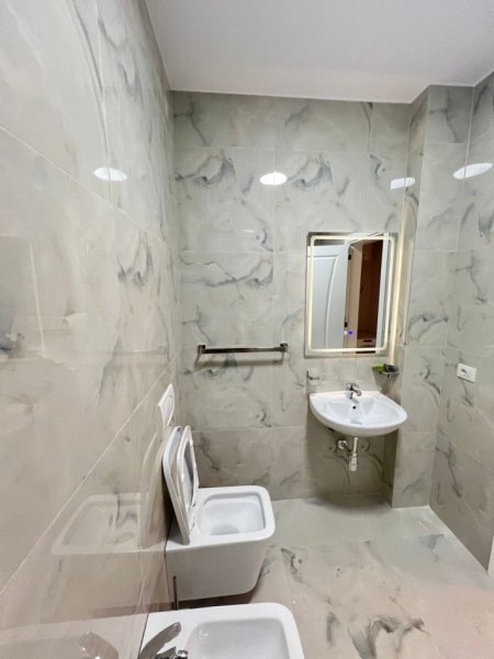 Tirane, jepet me qera apartament 2+1+Ballkon Kati 3, 95 m² 850 € 