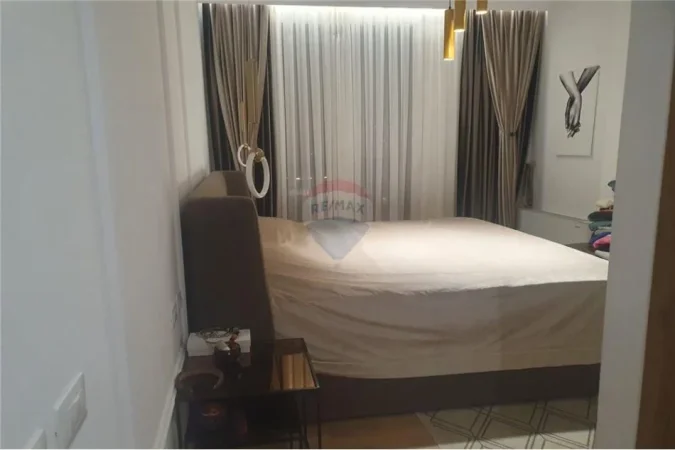 Tirane, shitet apartament 2+1+Ballkon , 138 m² 