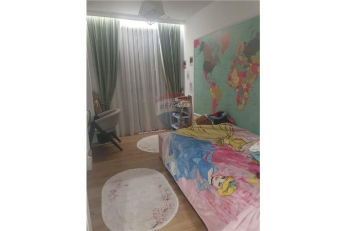 Tirane, shitet apartament 2+1+Ballkon , 138 m² 