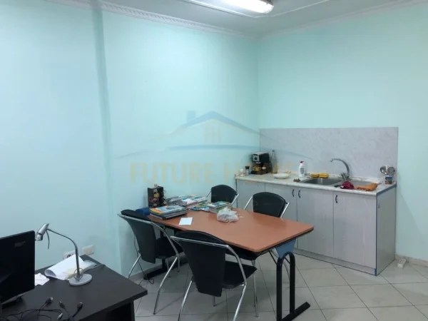 0683487469 Tirane, jepet me qera zyre Kati 2, 40 m² 500 € (Rruga e Kavajes , Prane Kishes Katolike)