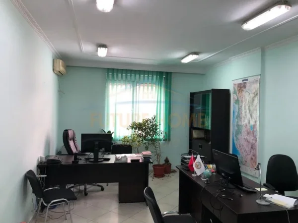 0683487469 Tirane, jepet me qera zyre Kati 2, 40 m² 500 € (Rruga e Kavajes , Prane Kishes Katolike)