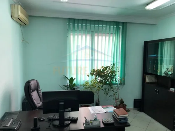 0683487469 Tirane, jepet me qera zyre Kati 2, 40 m² 500 € (Rruga e Kavajes , Prane Kishes Katolike)