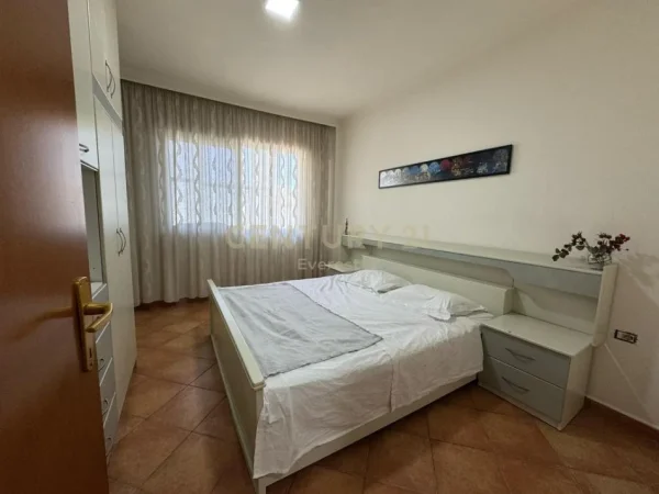 Tirane, jepet me qera apartament 2+1 Kati 3, 120 m² 1.050 € 