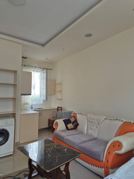 Tirane, jepet me qera apartament 1+1 Kati 1, 300 m²40 € (Qytet Studenti)