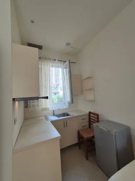 Tirane, jepet me qera apartament 1+1 Kati 1, 300 m²40 € (Qytet Studenti)