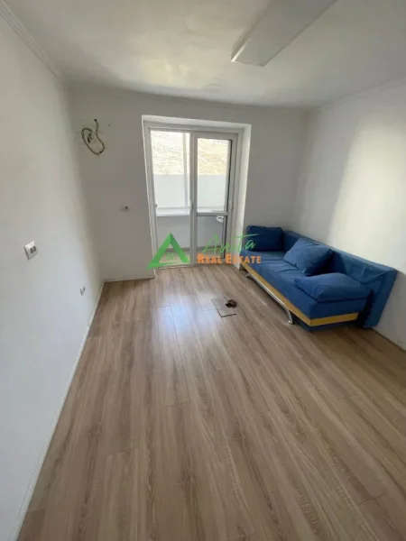 Tirane, jepet me qera ambjent biznesi Kati 2, 70 m² 65 000 Leke(Vasil Shanto)
