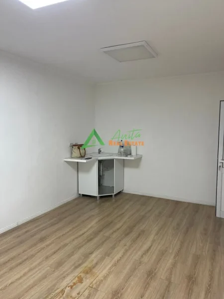 Tirane, jepet me qera ambjent biznesi Kati 2, 70 m² 65 000 Leke(Vasil Shanto)