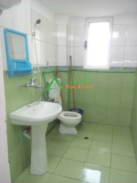 Tirane, jepet me qera ambjent biznesi Kati 2, 70 m² 65 000 Leke(Vasil Shanto)