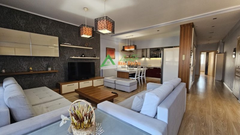 Tirane, jepet me qera apartament 3+1+Ballkon Kati 8, 143 m² 1.500 € (Rruga e Dibres)