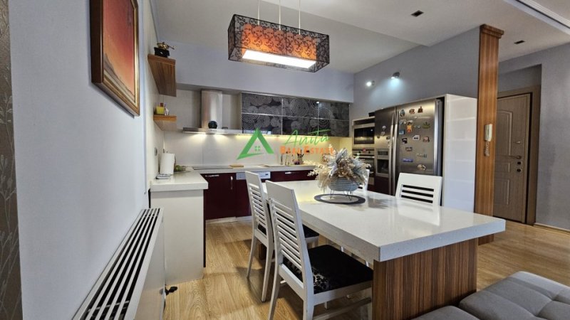 Tirane, jepet me qera apartament 3+1+Ballkon Kati 8, 143 m² 1.500 € (Rruga e Dibres)